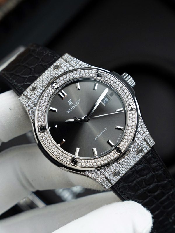 Đồng Hồ Hublot Classic Fusion Mặt Xám Chế Tác Vỏ Đính Full Kim Cương Thiên Nhiên 42mm (2)