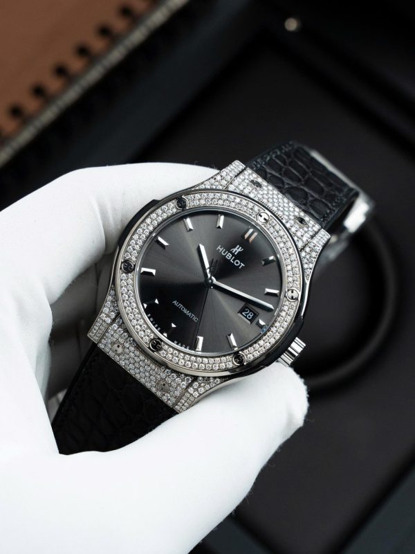 Đồng Hồ Hublot Classic Fusion Mặt Xám Chế Tác Vỏ Đính Full Kim Cương Thiên Nhiên 42mm (2)