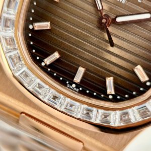 Đồng Hồ Patek Philippe Nautilus 5723 Mặt Nâu Chế Tác Bọc Vàng 18K + Đính Kim Cương Tổng Hợp Baguette 40mm (2)
