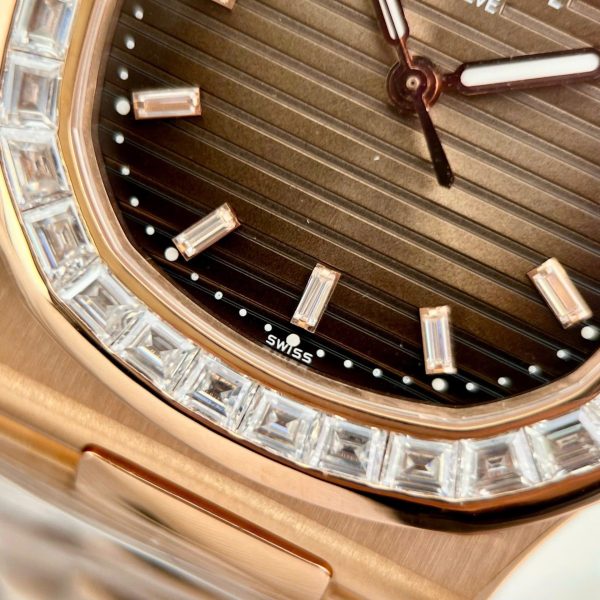 Đồng Hồ Patek Philippe Nautilus 5723 Mặt Nâu Chế Tác Bọc Vàng 18K + Đính Kim Cương Tổng Hợp Baguette 40mm (2)