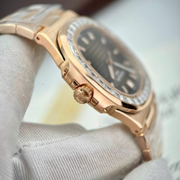 Đồng Hồ Patek Philippe Nautilus 5723 Mặt Nâu Chế Tác Bọc Vàng 18K + Đính Kim Cương Tổng Hợp Baguette 40mm (2)