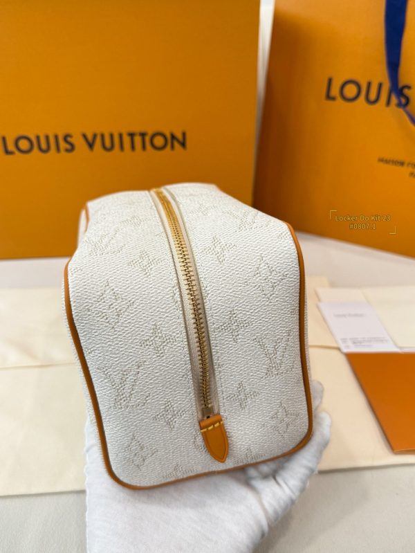 Túi Cầm Tay Louis Vuitton LV Locker Dopp Kit Like Auth Màu Trắng Họa Tiết Monogram 24x13x12cm (2)