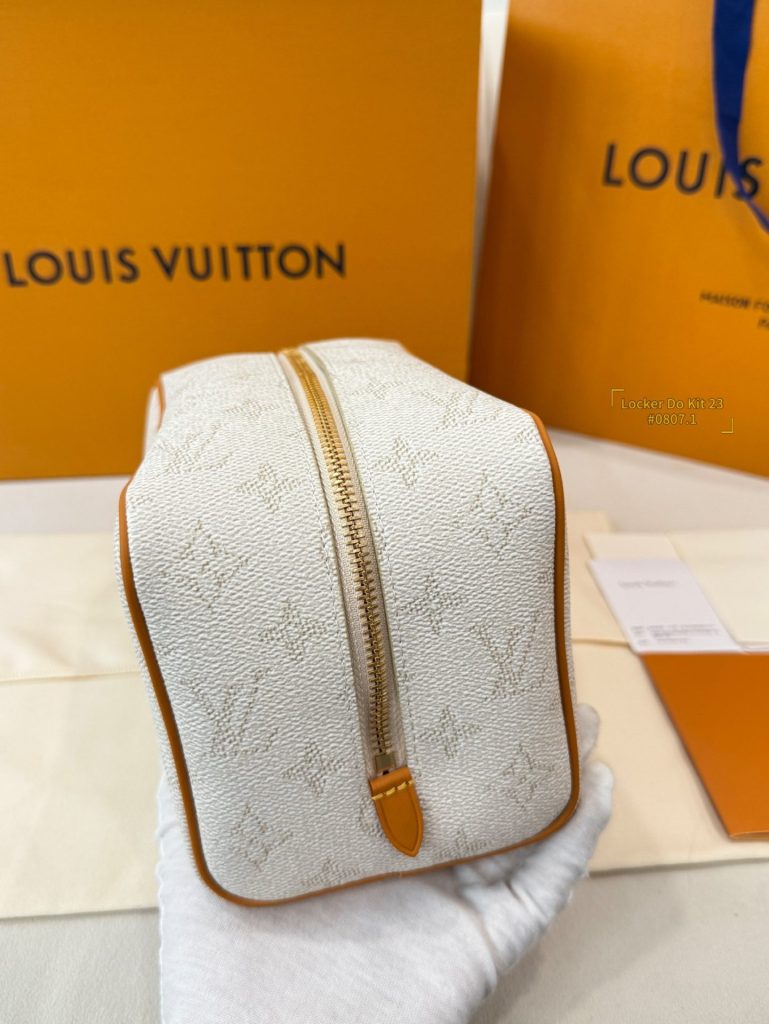 Túi Cầm Tay Louis Vuitton LV Locker Dopp Kit Like Auth Màu Trắng Họa Tiết Monogram 24x13x12cm (2)