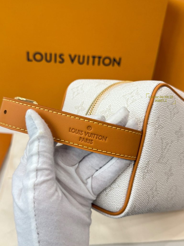 Túi Cầm Tay Louis Vuitton LV Locker Dopp Kit Like Auth Màu Trắng Họa Tiết Monogram 24x13x12cm (2)