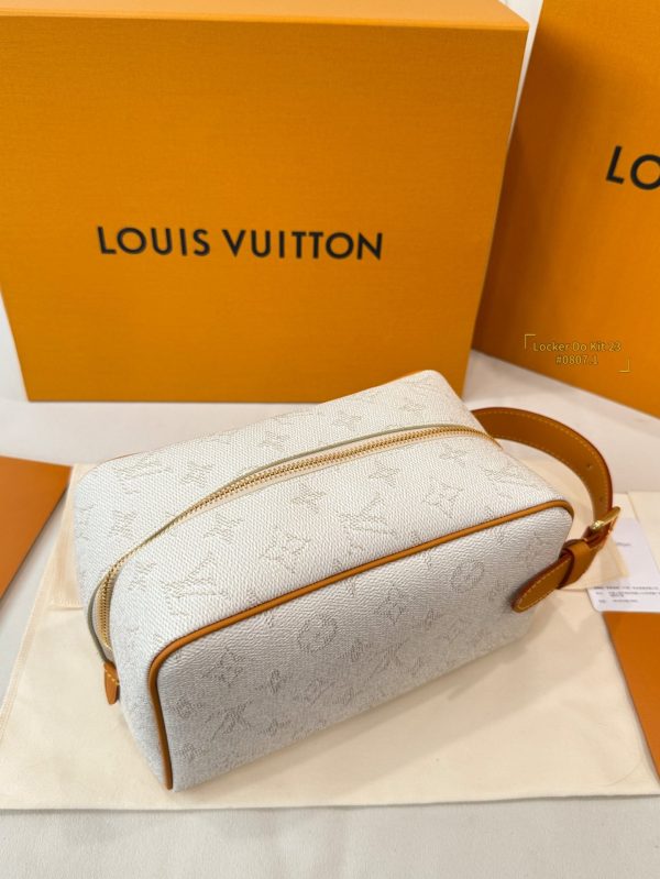 Túi Cầm Tay Louis Vuitton LV Locker Dopp Kit Like Auth Màu Trắng Họa Tiết Monogram 24x13x12cm (2)