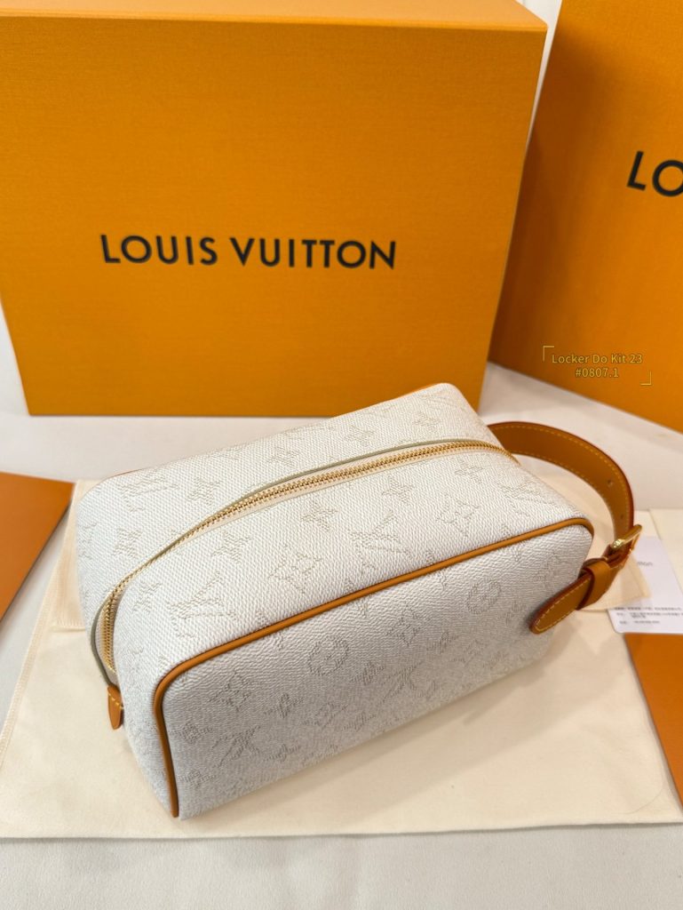 Túi Cầm Tay Louis Vuitton LV Locker Dopp Kit Like Auth Màu Trắng Họa Tiết Monogram 24x13x12cm (2)