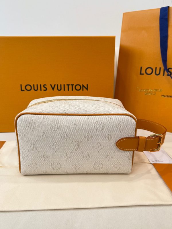 Túi Cầm Tay Louis Vuitton LV Locker Dopp Kit Like Auth Màu Trắng Họa Tiết Monogram 24x13x12cm (2)