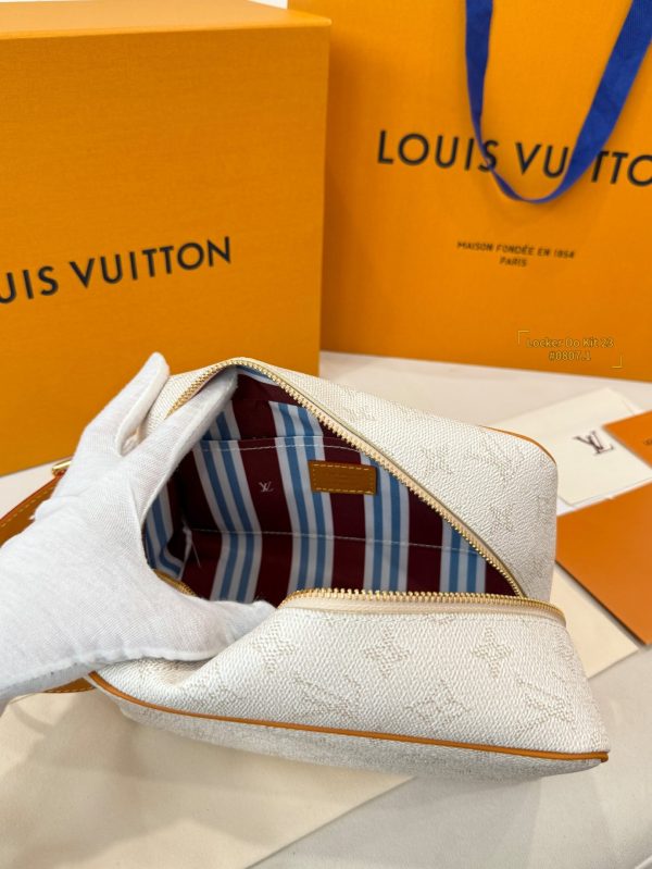Túi Cầm Tay Louis Vuitton LV Locker Dopp Kit Like Auth Màu Trắng Họa Tiết Monogram 24x13x12cm (2)