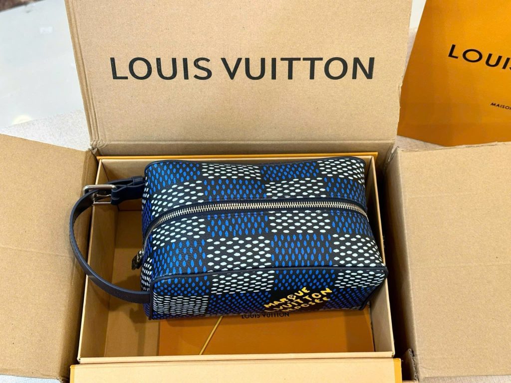 Túi Clutch Louis Vuitton LV Locker Dopp Kit Màu Xanh Trắng Siêu Cấp 23x16cm (2)