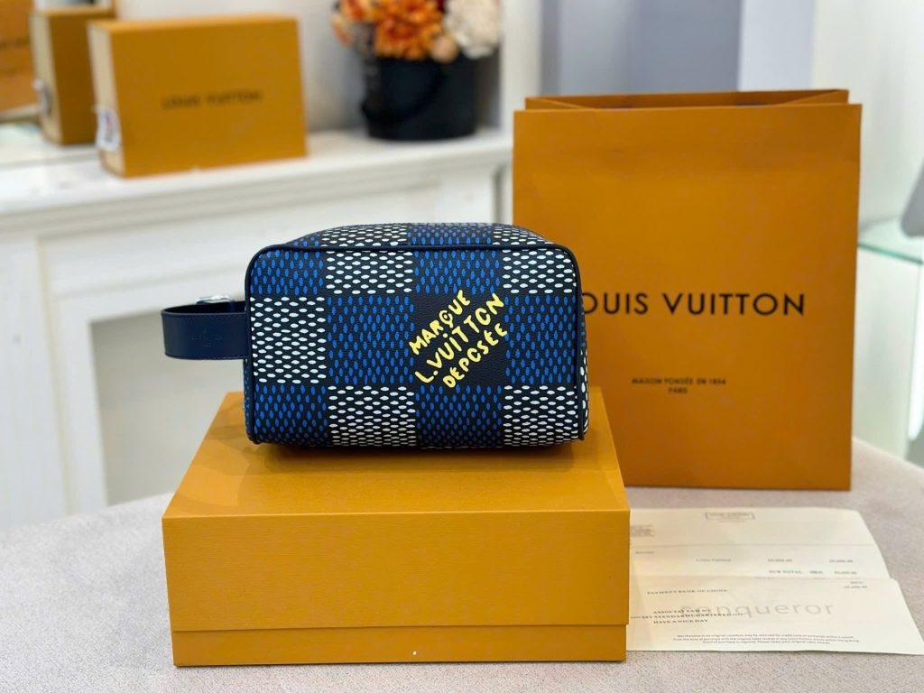 Túi Clutch Louis Vuitton LV Locker Dopp Kit Màu Xanh Trắng Siêu Cấp 23x16cm (2)
