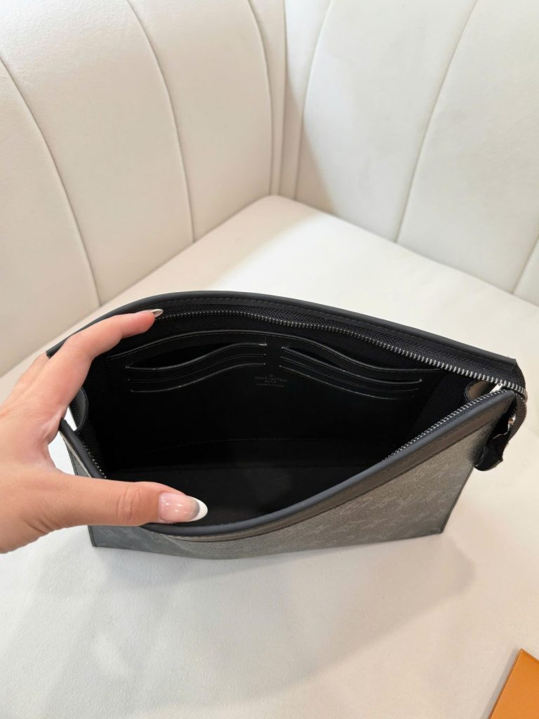 Túi Clutch Louis Vuitton Siêu Cấp Họa Tiết Monogram Màu Xám 26cm (2)