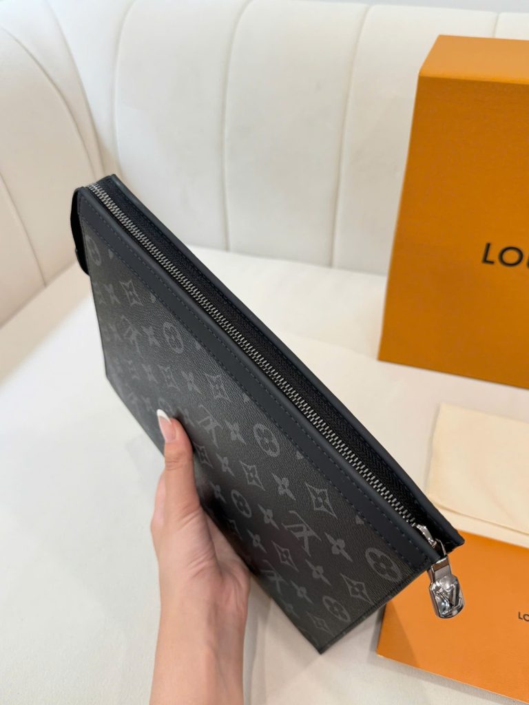Túi Clutch Louis Vuitton Siêu Cấp Họa Tiết Monogram Màu Xám 26cm (2)