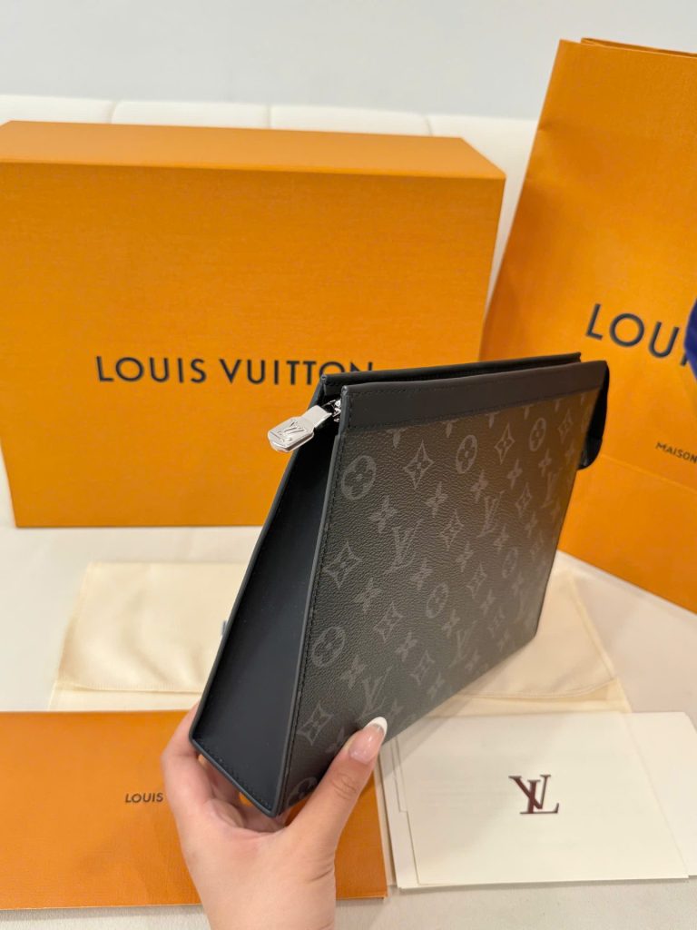 Túi Clutch Louis Vuitton Siêu Cấp Họa Tiết Monogram Màu Xám 26cm (2)