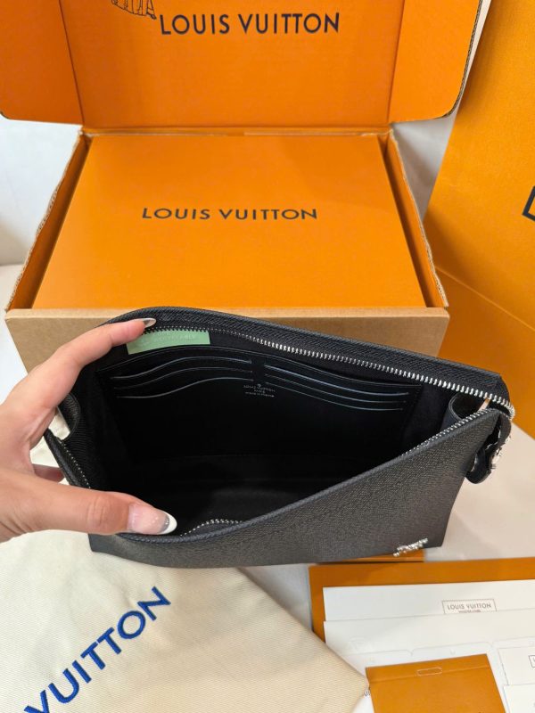 Túi Clutch Nam Louis Vuitton Màu Đen Siêu Cấp 27x21x6cm (7)