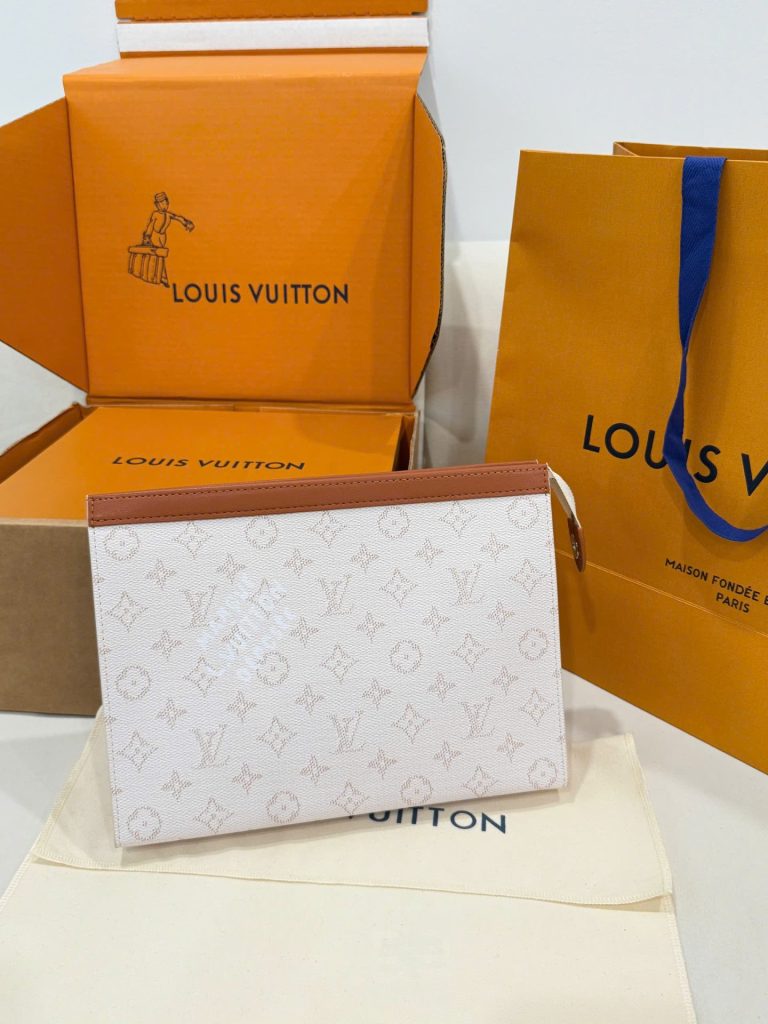 Túi Clutch Nam Louis Vuitton Siêu Cấp Họa Tiết Monogram Màu Trắng 26cm (2)