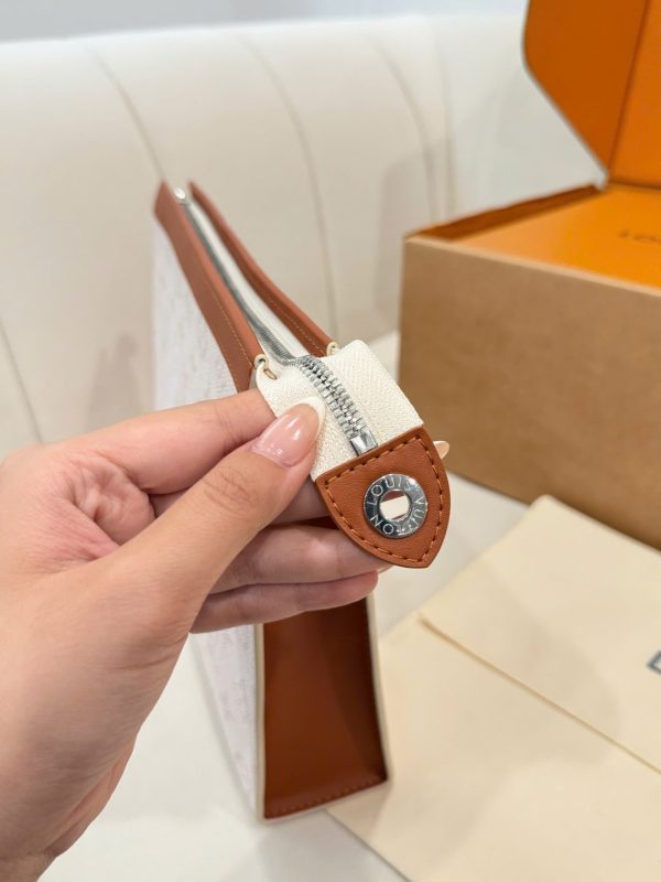 Túi Clutch Nam Louis Vuitton Siêu Cấp Họa Tiết Monogram Màu Trắng 26cm (2)