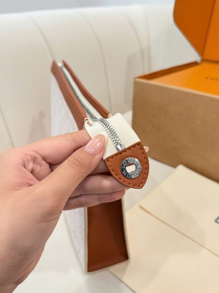 Túi Clutch Nam Louis Vuitton Siêu Cấp Họa Tiết Monogram Màu Trắng 26cm (2)