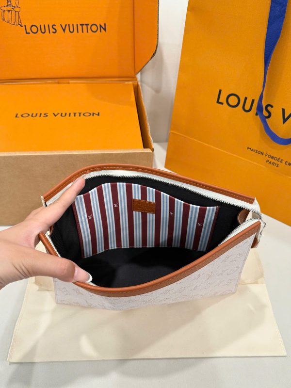 Túi Clutch Nam Louis Vuitton Siêu Cấp Họa Tiết Monogram Màu Trắng 26cm (2)