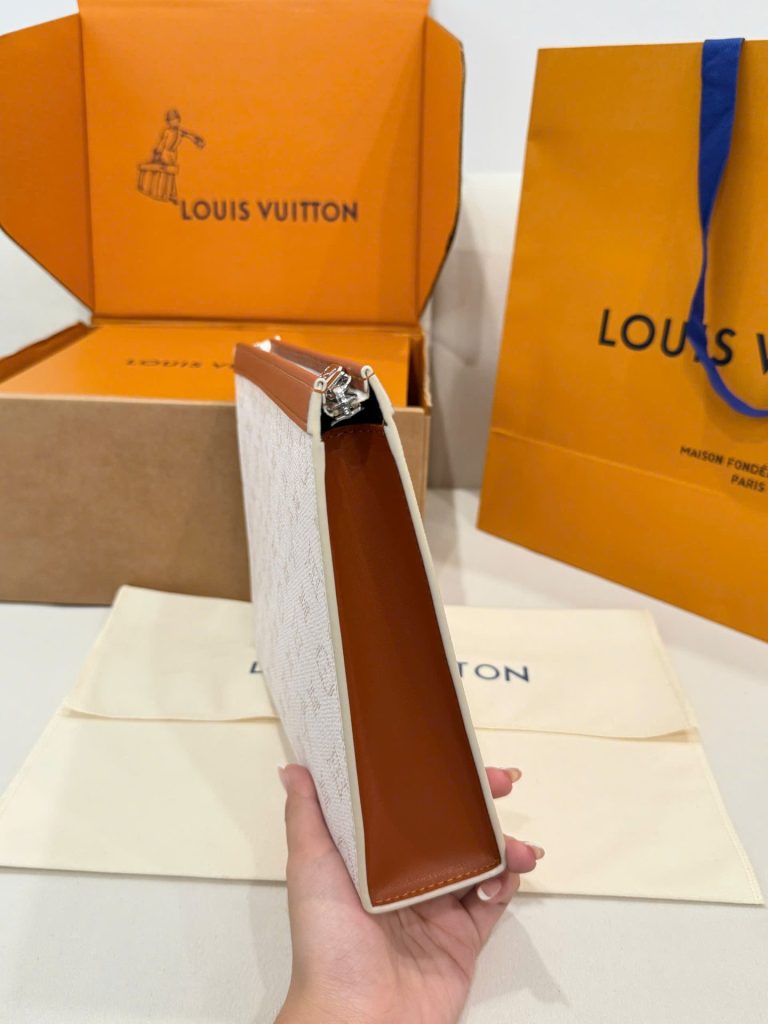 Túi Clutch Nam Louis Vuitton Siêu Cấp Họa Tiết Monogram Màu Trắng 26cm (2)