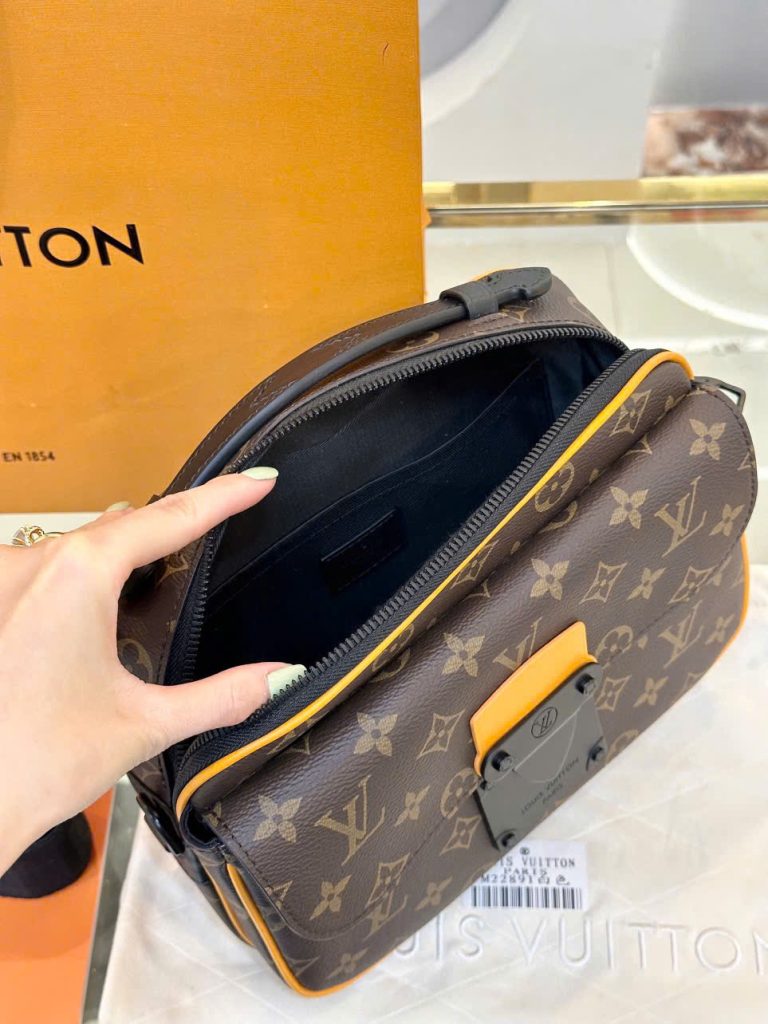 Túi Nam Đeo Chéo Louis Vuitton LV S-Lock Messenger Radiant Sun Màu Nâu Siêu Cấp 22x12x8cm (2)