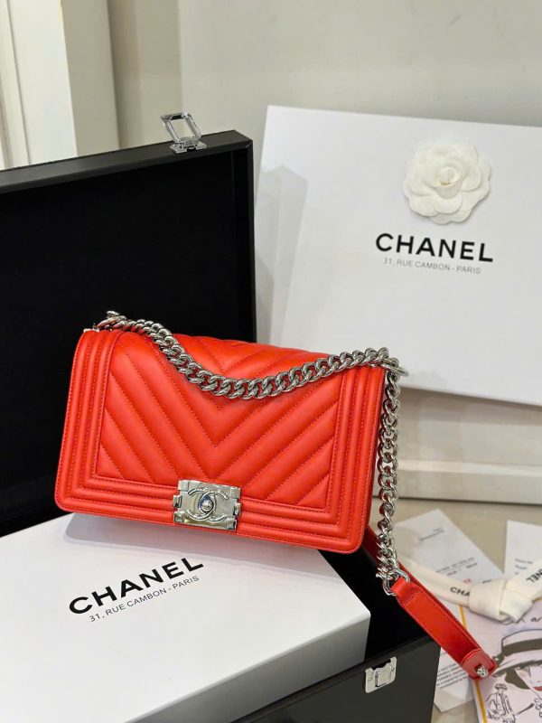 Túi Xách Chanel Boy Siêu Cấp Nữ Màu Đỏ Khóa Trắng 25cm (2)