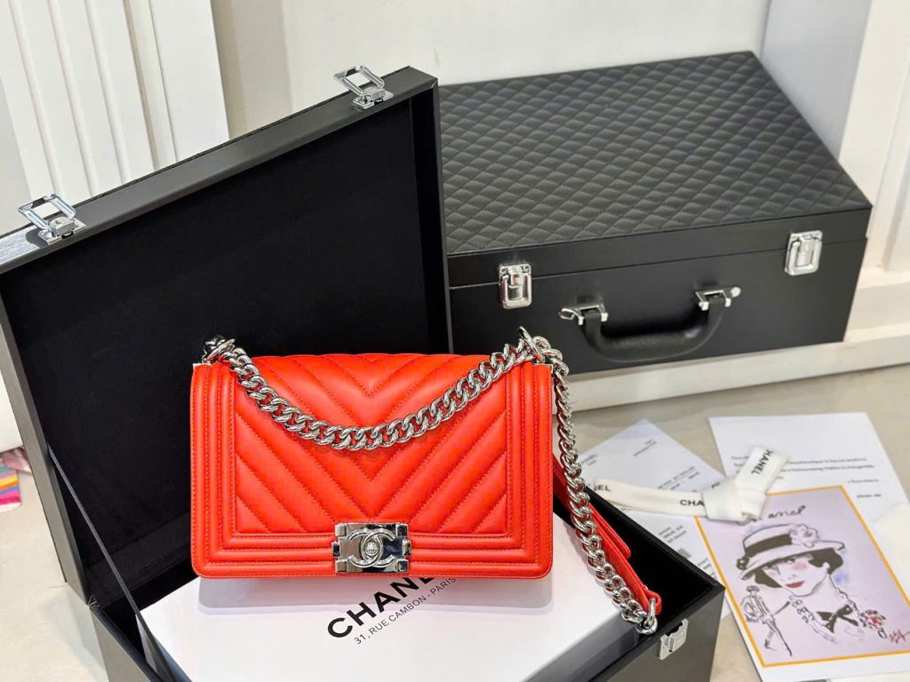Túi Xách Chanel Boy Siêu Cấp Nữ Màu Đỏ Khóa Trắng 25cm (2)