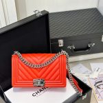 Túi Xách Chanel Boy Siêu Cấp Nữ Màu Đỏ Khóa Trắng 25cm (2)