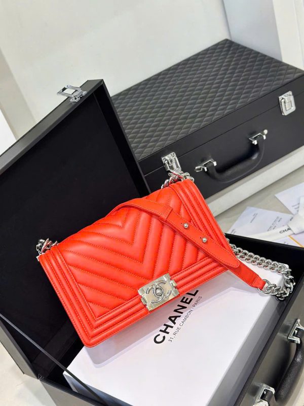 Túi Xách Chanel Boy Siêu Cấp Nữ Màu Đỏ Khóa Trắng 25cm (2)