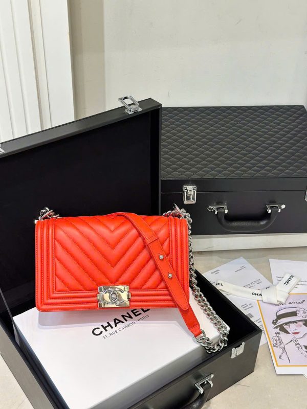 Túi Xách Chanel Boy Siêu Cấp Nữ Màu Đỏ Khóa Trắng 25cm (2)
