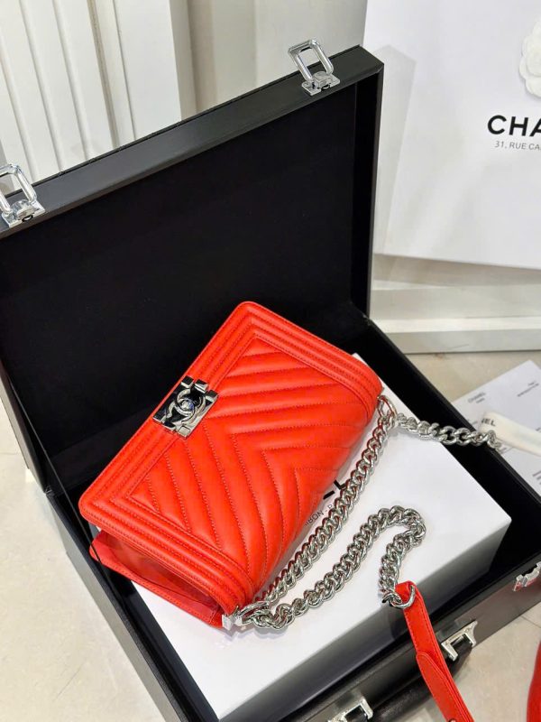 Túi Xách Chanel Boy Siêu Cấp Nữ Màu Đỏ Khóa Trắng 25cm (2)