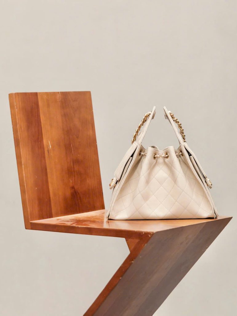 Túi Xách Chanel Jennie Siêu Cấp Màu Nude Dáng Hobo 26cm (2)