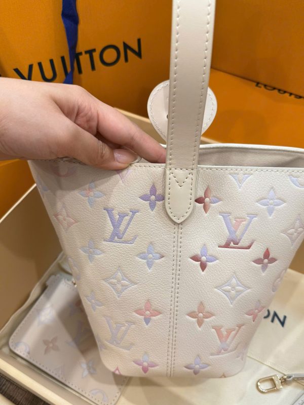 Túi Xách Louis Vuitton All In BB Siêu Cấp Da Bò Màu Kem Họa Tiết Dập Nổi 16x18x12cm (2)