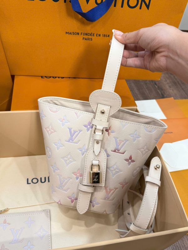 Túi Xách Louis Vuitton All In BB Siêu Cấp Da Bò Màu Kem Họa Tiết Dập Nổi 16x18x12cm (2)