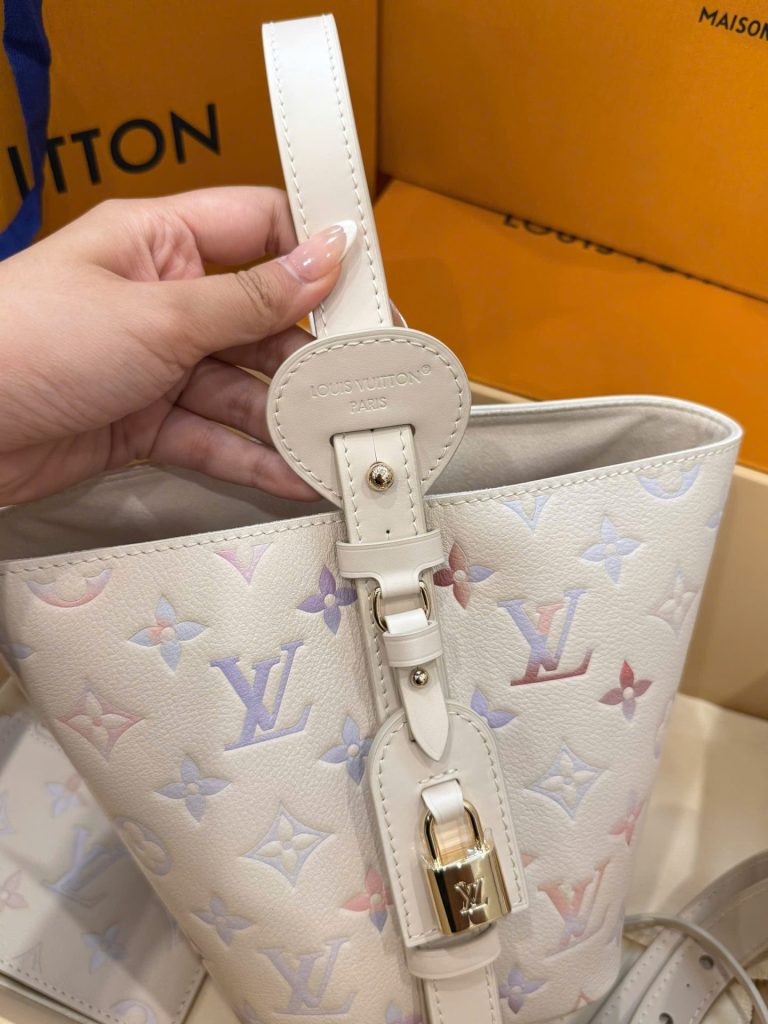 Túi Xách Louis Vuitton All In BB Siêu Cấp Da Bò Màu Kem Họa Tiết Dập Nổi 16x18x12cm (2)