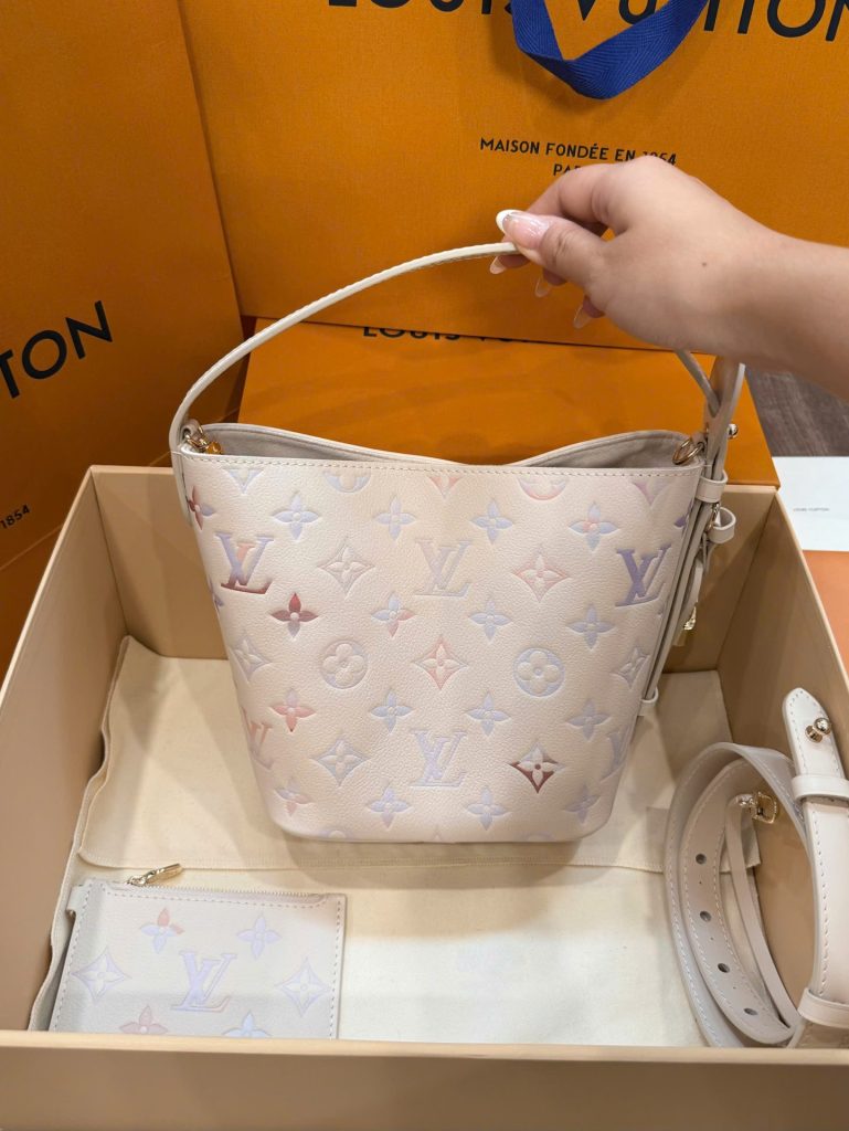 Túi Xách Louis Vuitton All In BB Siêu Cấp Da Bò Màu Kem Họa Tiết Dập Nổi 16x18x12cm (2)