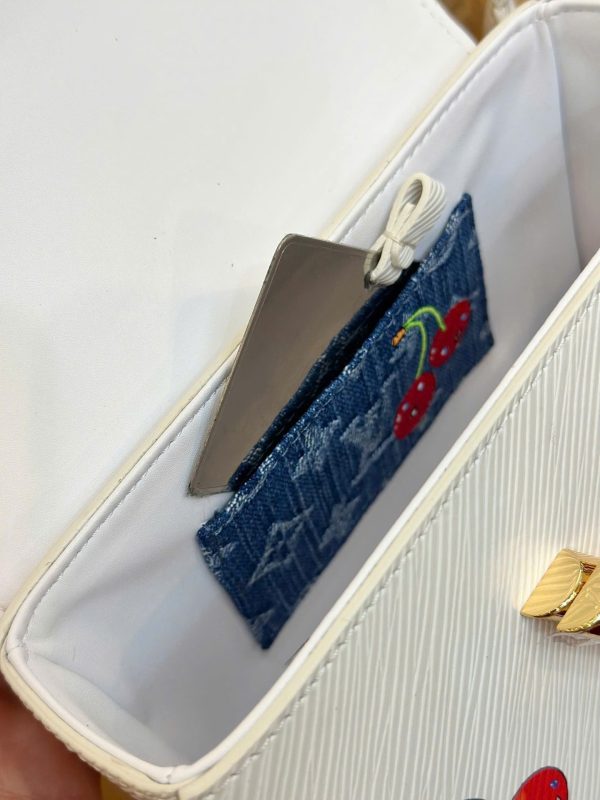 Túi Xách Louis Vuitton LV Twist Siêu Cấp Màu Trắng Họa Tiết Quả Cherry 19cm (2)