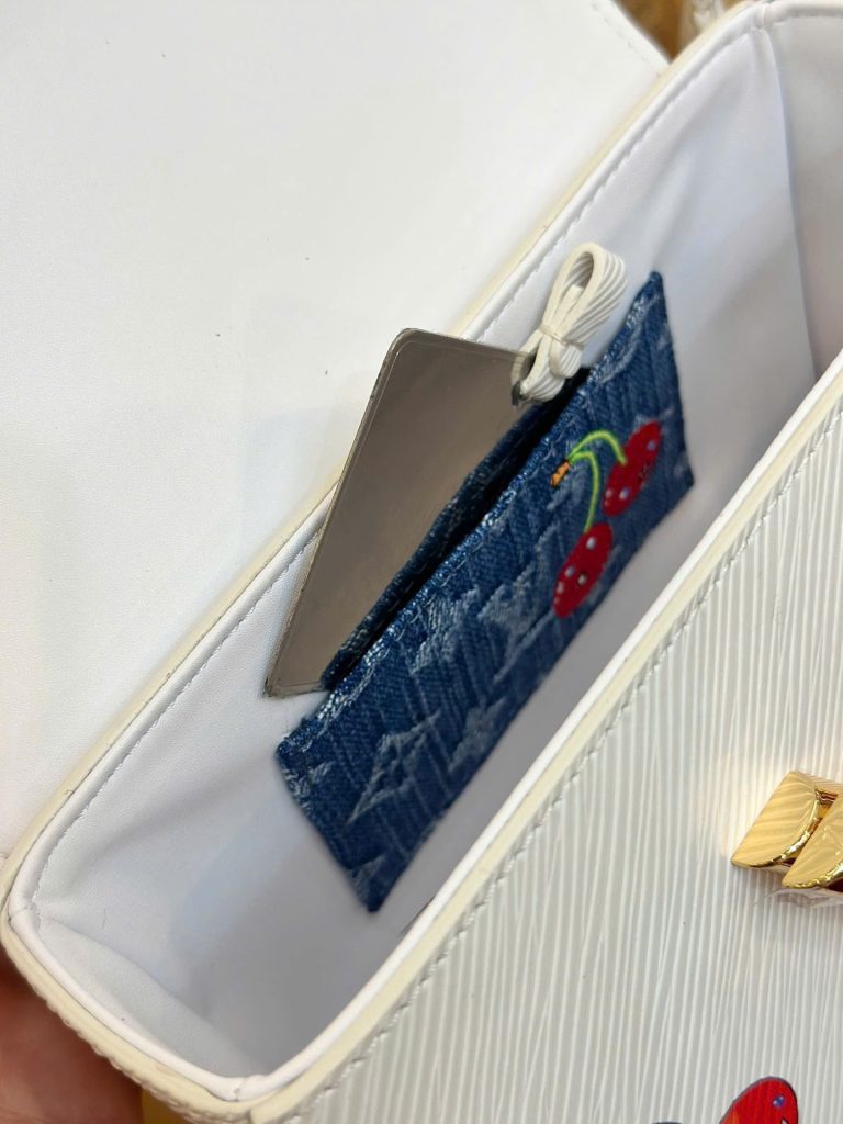 Túi Xách Louis Vuitton LV Twist Siêu Cấp Màu Trắng Họa Tiết Quả Cherry 19cm (2)