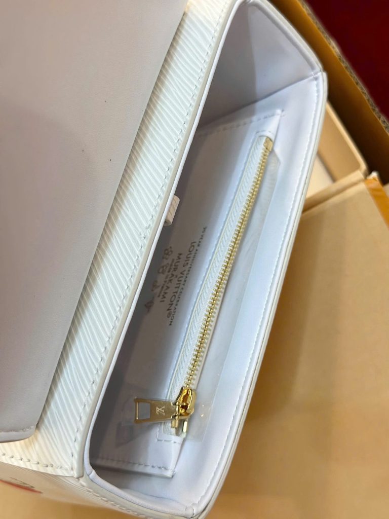 Túi Xách Louis Vuitton LV Twist Siêu Cấp Màu Trắng Họa Tiết Quả Cherry 19cm (2)