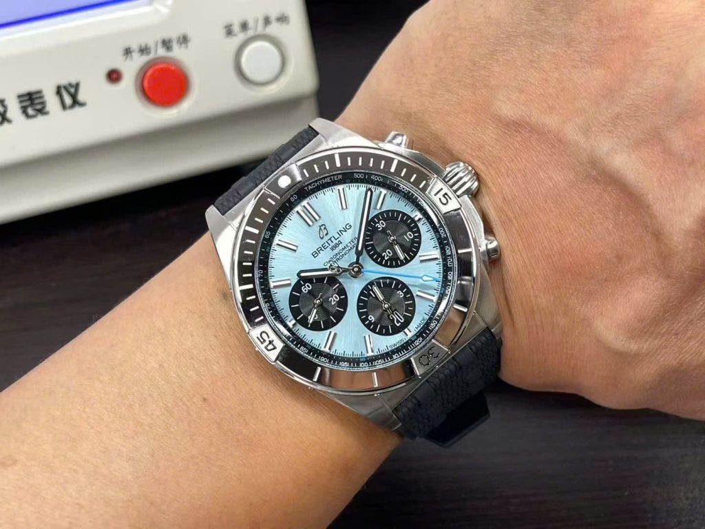Đồng Hồ Breitling Super Chronomat B01 Mặt Xanh Băng Replica Cao Cấp Nhất