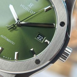 Đồng Hồ Hublot Classic Fusion Replica 11 Màu Xanh Lá Cây Trọng Lượng 84 Gram Siêu Nhẹ Xưởng JJZ 42mm (2)