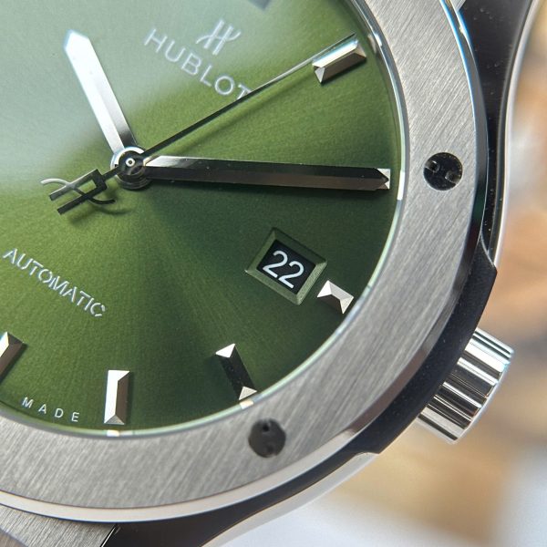 Đồng Hồ Hublot Classic Fusion Replica 11 Màu Xanh Lá Cây Trọng Lượng 84 Gram Siêu Nhẹ Xưởng JJZ 42mm (2)