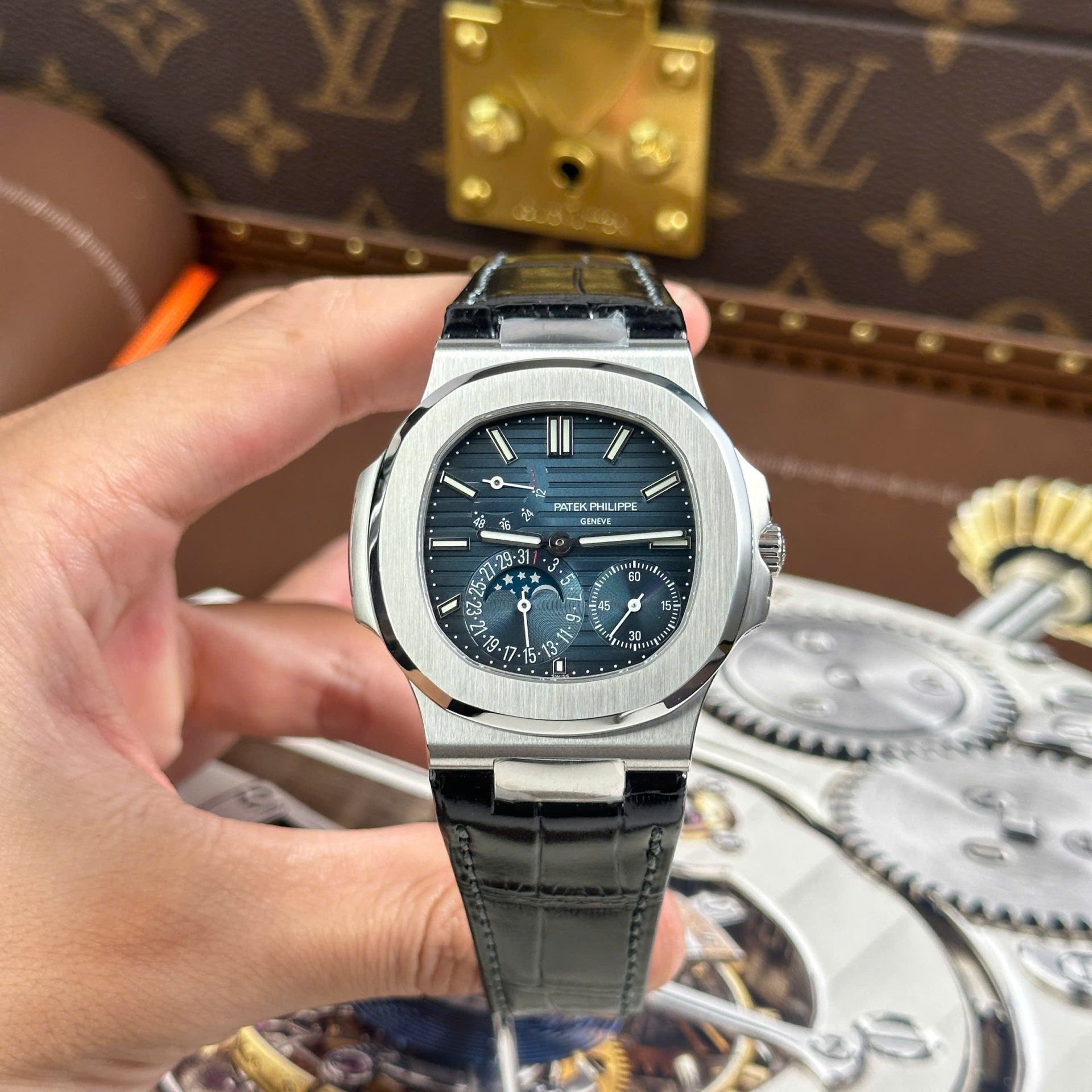 Đồng Hồ Patek Philippe Nautilus 5712 Rep 1 1 Mặt Xanh Blue Dây Da Máy Khắc Xưởng PPF 40mm (2)