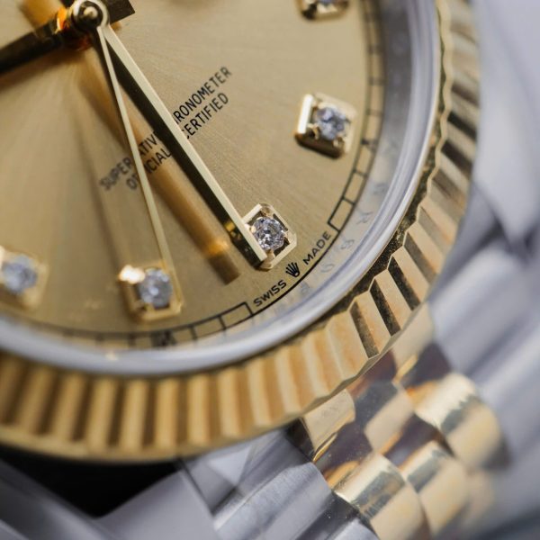 Đồng Hồ Rolex DateJust Rep 11 Mặt Vàng Cọc Số Đính Kim Cương Moissanite Xưởng Clean 41mm (2)