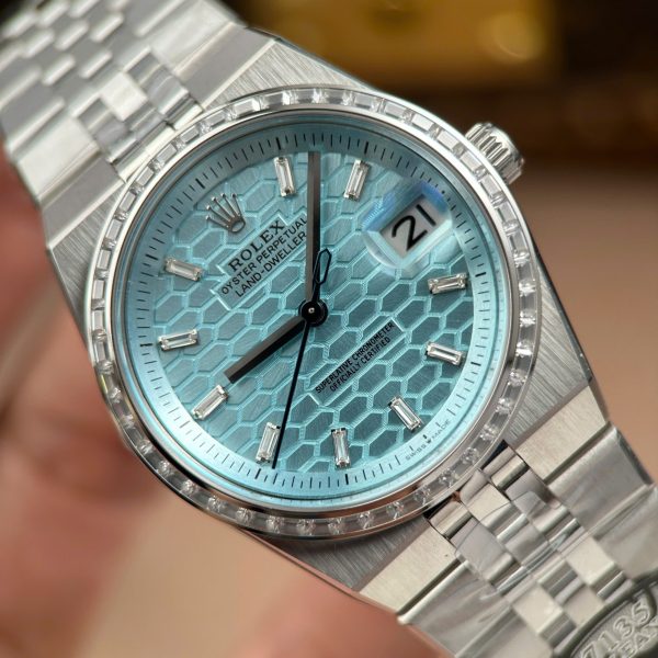 Đồng Hồ Rolex Land-Dweller 127236 Rep 11 Mặt Xanh Băng Họa Tiết Tổ Ong Đính Đá Baguette 36mm (3)