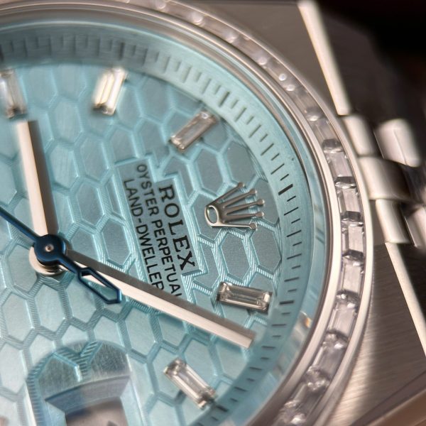Đồng Hồ Rolex Land-Dweller 127236 Rep 11 Mặt Xanh Băng Họa Tiết Tổ Ong Đính Đá Baguette 36mm (3)