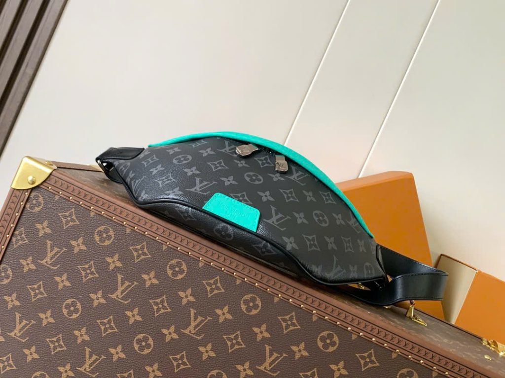 Túi Đeo Hông Louis Vuitton Siêu Cấp LV Discovery Họa Tiết Monogram Màu Xám 44x15x9cm (2)