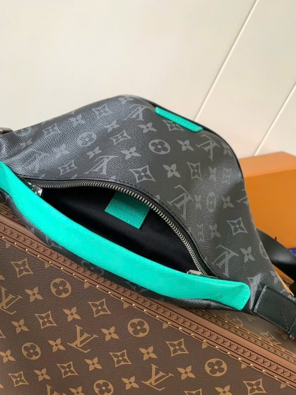 Túi Đeo Hông Louis Vuitton Siêu Cấp LV Discovery Họa Tiết Monogram Màu Xám 44x15x9cm (2)
