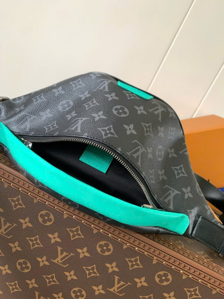 Túi Đeo Hông Louis Vuitton Siêu Cấp LV Discovery Họa Tiết Monogram Màu Xám 44x15x9cm (2)