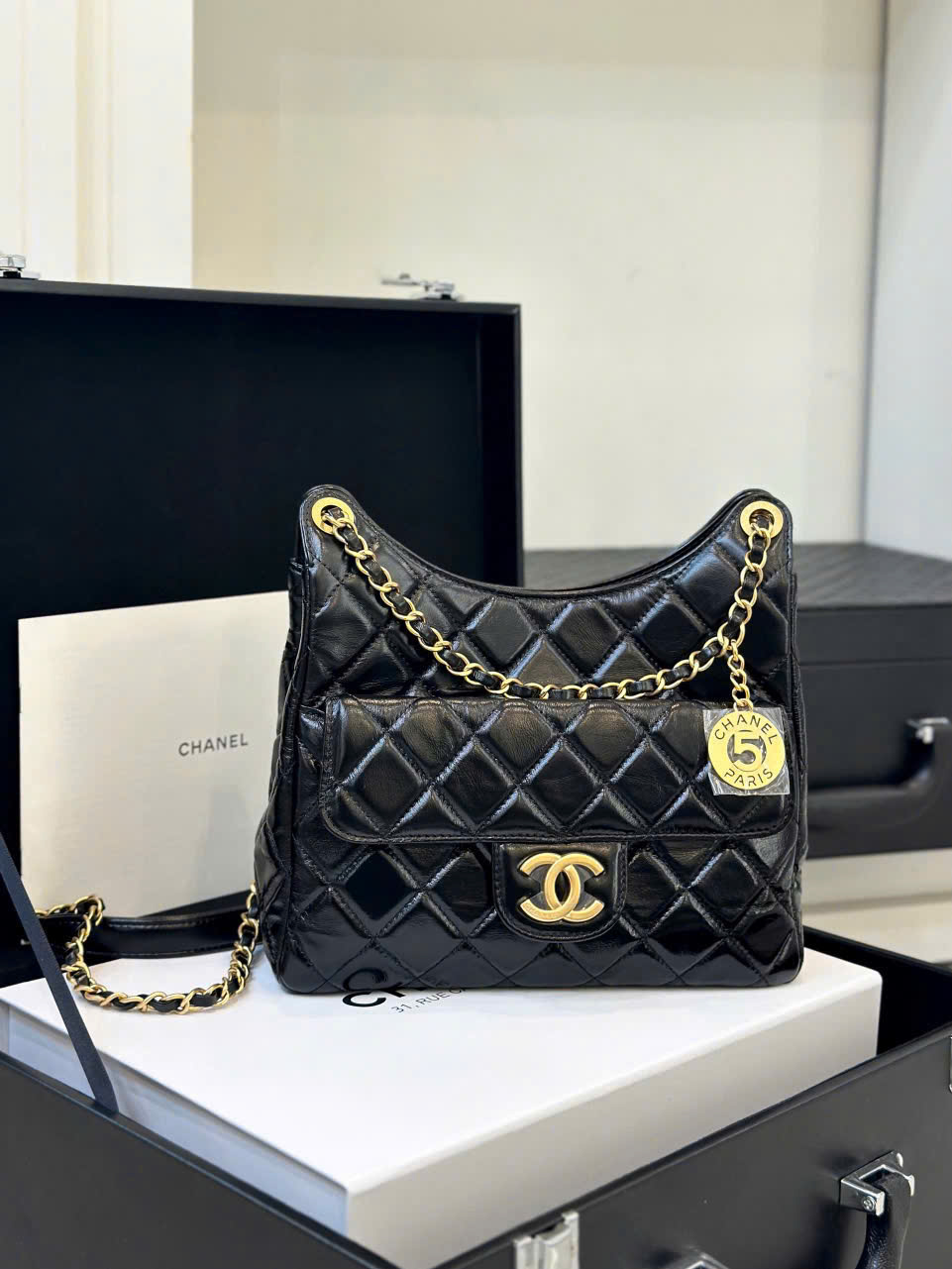 Túi Xách Chanel Hobo Siêu Cấp Nữ Màu Đen Khóa Vàng 22cm (2)