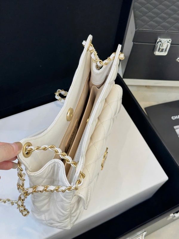 Túi Xách Chanel Hobo Siêu Cấp Nữ Màu Trắng Khóa Vàng 22cm (2)